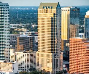 Surowce takie jak złoto, ropa naftowa, produkty rolne i metale przemysłowe oferują możliwości dywersyfikacji portfela i zabezpieczenia się przed inflacją, ale są również aktywami wysokiego ryzyka ze względu na zmienność cen, napięcia geopolityczne i szoki podażowo-popytowe. Kluczem jest inwestowanie z jasną strategią, zrozumieniem czynników wpływających na rynek i wyłącznie kapitałem, który nie zagraża Twojej stabilności finansowej.