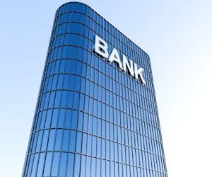 Surowce takie jak złoto, ropa naftowa, produkty rolne i metale przemysłowe oferują możliwości dywersyfikacji portfela i zabezpieczenia się przed inflacją, ale są również aktywami wysokiego ryzyka ze względu na zmienność cen, napięcia geopolityczne i szoki podażowo-popytowe. Kluczem jest inwestowanie z jasną strategią, zrozumieniem czynników wpływających na rynek i wyłącznie kapitałem, który nie zagraża Twojej stabilności finansowej.