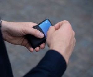 Akcje oferują potencjał długoterminowego wzrostu i dochodu z dywidendy poprzez inwestowanie w spółki, które z czasem tworzą wartość, ale niosą ze sobą również znaczne ryzyko ze względu na zmienność rynku, cykle gospodarcze i wydarzenia specyficzne dla danej spółki; kluczem jest inwestowanie w oparciu o jasną strategię, odpowiednią dywersyfikację i wyłącznie w kapitał, który nie zagrozi Twojej stabilności finansowej.