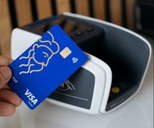 Kryptowaluty oferują wysoki potencjał zwrotu i większą swobodę finansową dzięki decentralizacji i działaniu na rynku otwartym 24/7. Są jednak aktywem wysokiego ryzyka ze względu na ekstremalną zmienność i brak regulacji. Główne zagrożenia obejmują szybkie straty i awarie cyberbezpieczeństwa. Kluczem do sukcesu jest inwestowanie wyłącznie z jasno określoną strategią i kapitałem, który nie zagraża stabilności finansowej.