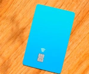 Kryptowaluty oferują wysoki potencjał zwrotu i większą swobodę finansową dzięki decentralizacji i działaniu na rynku otwartym 24/7. Są jednak aktywem wysokiego ryzyka ze względu na ekstremalną zmienność i brak regulacji. Główne zagrożenia obejmują szybkie straty i awarie cyberbezpieczeństwa. Kluczem do sukcesu jest inwestowanie wyłącznie z jasno określoną strategią i kapitałem, który nie zagraża stabilności finansowej.