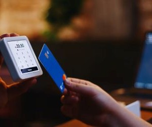 Kryptowaluty oferują wysoki potencjał zwrotu i większą swobodę finansową dzięki decentralizacji i działaniu na rynku otwartym 24/7. Są jednak aktywem wysokiego ryzyka ze względu na ekstremalną zmienność i brak regulacji. Główne zagrożenia obejmują szybkie straty i awarie cyberbezpieczeństwa. Kluczem do sukcesu jest inwestowanie wyłącznie z jasno określoną strategią i kapitałem, który nie zagraża stabilności finansowej.