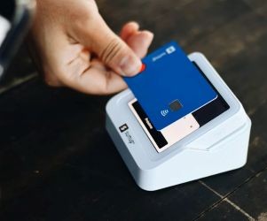 Surowce takie jak złoto, ropa naftowa, produkty rolne i metale przemysłowe oferują możliwości dywersyfikacji portfela i zabezpieczenia się przed inflacją, ale są również aktywami wysokiego ryzyka ze względu na zmienność cen, napięcia geopolityczne i szoki podażowo-popytowe. Kluczem jest inwestowanie z jasną strategią, zrozumieniem czynników wpływających na rynek i wyłącznie kapitałem, który nie zagraża Twojej stabilności finansowej.