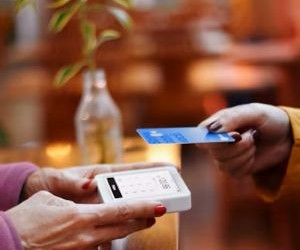 Rynek Forex oferuje możliwość czerpania zysków z wahań kursów walut światowych na niezwykle płynnym rynku, na którym transakcje trwają 24 godziny na dobę. Jest to jednak również rynek wysokiego ryzyka ze względu na dźwignię finansową, dużą zmienność i wpływ danych makroekonomicznych. Kluczem jest handel z wykorzystaniem jasnej strategii, rygorystyczne zarządzanie ryzykiem i inwestowanie wyłącznie w kapitał, którego stratę można sobie pozwolić bez wpływu na stabilność finansową.