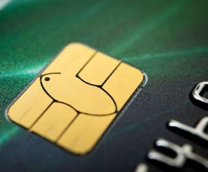 Akcje oferują potencjał długoterminowego wzrostu i dochodu z dywidendy poprzez inwestowanie w spółki, które z czasem tworzą wartość, ale niosą ze sobą również znaczne ryzyko ze względu na zmienność rynku, cykle gospodarcze i wydarzenia specyficzne dla danej spółki; kluczem jest inwestowanie w oparciu o jasną strategię, odpowiednią dywersyfikację i wyłącznie w kapitał, który nie zagrozi Twojej stabilności finansowej.