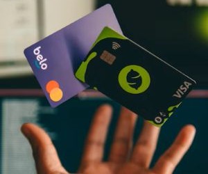 Surowce takie jak złoto, ropa naftowa, produkty rolne i metale przemysłowe oferują możliwości dywersyfikacji portfela i zabezpieczenia się przed inflacją, ale są również aktywami wysokiego ryzyka ze względu na zmienność cen, napięcia geopolityczne i szoki podażowo-popytowe. Kluczem jest inwestowanie z jasną strategią, zrozumieniem czynników wpływających na rynek i wyłącznie kapitałem, który nie zagraża Twojej stabilności finansowej.