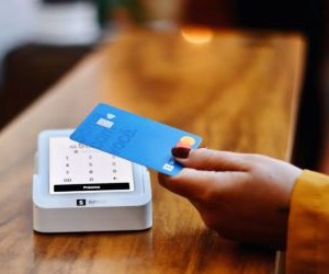 Surowce takie jak złoto, ropa naftowa, produkty rolne i metale przemysłowe oferują możliwości dywersyfikacji portfela i zabezpieczenia się przed inflacją, ale są również aktywami wysokiego ryzyka ze względu na zmienność cen, napięcia geopolityczne i szoki podażowo-popytowe. Kluczem jest inwestowanie z jasną strategią, zrozumieniem czynników wpływających na rynek i wyłącznie kapitałem, który nie zagraża Twojej stabilności finansowej.