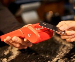 Akcje oferują potencjał długoterminowego wzrostu i dochodu z dywidendy poprzez inwestowanie w spółki, które z czasem tworzą wartość, ale niosą ze sobą również znaczne ryzyko ze względu na zmienność rynku, cykle gospodarcze i wydarzenia specyficzne dla danej spółki; kluczem jest inwestowanie w oparciu o jasną strategię, odpowiednią dywersyfikację i wyłącznie w kapitał, który nie zagrozi Twojej stabilności finansowej.