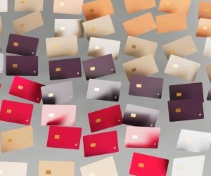 Surowce takie jak złoto, ropa naftowa, produkty rolne i metale przemysłowe oferują możliwości dywersyfikacji portfela i zabezpieczenia się przed inflacją, ale są również aktywami wysokiego ryzyka ze względu na zmienność cen, napięcia geopolityczne i szoki podażowo-popytowe. Kluczem jest inwestowanie z jasną strategią, zrozumieniem czynników wpływających na rynek i wyłącznie kapitałem, który nie zagraża Twojej stabilności finansowej.