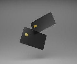 Surowce takie jak złoto, ropa naftowa, produkty rolne i metale przemysłowe oferują możliwości dywersyfikacji portfela i zabezpieczenia się przed inflacją, ale są również aktywami wysokiego ryzyka ze względu na zmienność cen, napięcia geopolityczne i szoki podażowo-popytowe. Kluczem jest inwestowanie z jasną strategią, zrozumieniem czynników wpływających na rynek i wyłącznie kapitałem, który nie zagraża Twojej stabilności finansowej.