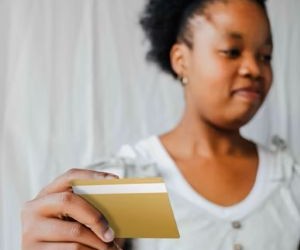 Surowce takie jak złoto, ropa naftowa, produkty rolne i metale przemysłowe oferują możliwości dywersyfikacji portfela i zabezpieczenia się przed inflacją, ale są również aktywami wysokiego ryzyka ze względu na zmienność cen, napięcia geopolityczne i szoki podażowo-popytowe. Kluczem jest inwestowanie z jasną strategią, zrozumieniem czynników wpływających na rynek i wyłącznie kapitałem, który nie zagraża Twojej stabilności finansowej.