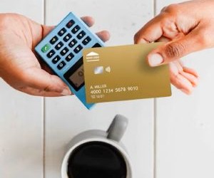 Akcje oferują potencjał długoterminowego wzrostu i dochodu z dywidendy poprzez inwestowanie w spółki, które z czasem tworzą wartość, ale niosą ze sobą również znaczne ryzyko ze względu na zmienność rynku, cykle gospodarcze i wydarzenia specyficzne dla danej spółki; kluczem jest inwestowanie w oparciu o jasną strategię, odpowiednią dywersyfikację i wyłącznie w kapitał, który nie zagrozi Twojej stabilności finansowej.