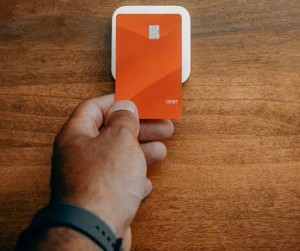 Akcje oferują potencjał długoterminowego wzrostu i dochodu z dywidendy poprzez inwestowanie w spółki, które z czasem tworzą wartość, ale niosą ze sobą również znaczne ryzyko ze względu na zmienność rynku, cykle gospodarcze i wydarzenia specyficzne dla danej spółki; kluczem jest inwestowanie w oparciu o jasną strategię, odpowiednią dywersyfikację i wyłącznie w kapitał, który nie zagrozi Twojej stabilności finansowej.