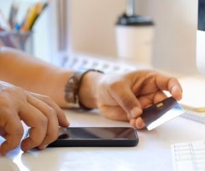 Rynek Forex oferuje możliwość czerpania zysków z wahań kursów walut światowych na niezwykle płynnym rynku, na którym transakcje trwają 24 godziny na dobę. Jest to jednak również rynek wysokiego ryzyka ze względu na dźwignię finansową, dużą zmienność i wpływ danych makroekonomicznych. Kluczem jest handel z wykorzystaniem jasnej strategii, rygorystyczne zarządzanie ryzykiem i inwestowanie wyłącznie w kapitał, którego stratę można sobie pozwolić bez wpływu na stabilność finansową.