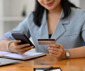 Inwestycje pozwalają na pomnażanie majątku w dłuższej perspektywie poprzez inwestowanie pieniędzy w aktywa takie jak akcje, obligacje, fundusze, nieruchomości i inne, ale zawsze wiążą się z ryzykiem, w tym ze zmiennością rynku, potencjalną utratą kapitału i inflacją obniżającą zyski. Kluczem jest inwestowanie z jasną strategią, odpowiednią dywersyfikacją i wyłącznie kapitałem, który nie zagraża Twojej stabilności finansowej.