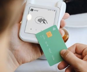 Rynek Forex oferuje możliwość czerpania zysków z wahań kursów walut światowych na niezwykle płynnym rynku, na którym transakcje trwają 24 godziny na dobę. Jest to jednak również rynek wysokiego ryzyka ze względu na dźwignię finansową, dużą zmienność i wpływ danych makroekonomicznych. Kluczem jest handel z wykorzystaniem jasnej strategii, rygorystyczne zarządzanie ryzykiem i inwestowanie wyłącznie w kapitał, którego stratę można sobie pozwolić bez wpływu na stabilność finansową.