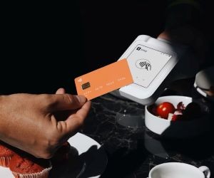 Rynek Forex oferuje możliwość czerpania zysków z wahań kursów walut światowych na niezwykle płynnym rynku, na którym transakcje trwają 24 godziny na dobę. Jest to jednak również rynek wysokiego ryzyka ze względu na dźwignię finansową, dużą zmienność i wpływ danych makroekonomicznych. Kluczem jest handel z wykorzystaniem jasnej strategii, rygorystyczne zarządzanie ryzykiem i inwestowanie wyłącznie w kapitał, którego stratę można sobie pozwolić bez wpływu na stabilność finansową.