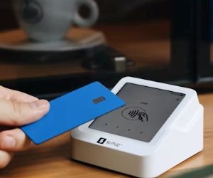 Surowce takie jak złoto, ropa naftowa, produkty rolne i metale przemysłowe oferują możliwości dywersyfikacji portfela i zabezpieczenia się przed inflacją, ale są również aktywami wysokiego ryzyka ze względu na zmienność cen, napięcia geopolityczne i szoki podażowo-popytowe. Kluczem jest inwestowanie z jasną strategią, zrozumieniem czynników wpływających na rynek i wyłącznie kapitałem, który nie zagraża Twojej stabilności finansowej.