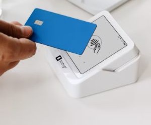 Surowce takie jak złoto, ropa naftowa, produkty rolne i metale przemysłowe oferują możliwości dywersyfikacji portfela i zabezpieczenia się przed inflacją, ale są również aktywami wysokiego ryzyka ze względu na zmienność cen, napięcia geopolityczne i szoki podażowo-popytowe. Kluczem jest inwestowanie z jasną strategią, zrozumieniem czynników wpływających na rynek i wyłącznie kapitałem, który nie zagraża Twojej stabilności finansowej.