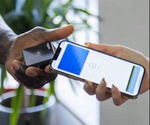 Kryptowaluty oferują wysoki potencjał zwrotu i większą swobodę finansową dzięki decentralizacji i działaniu na rynku otwartym 24/7. Są jednak aktywem wysokiego ryzyka ze względu na ekstremalną zmienność i brak regulacji. Główne zagrożenia obejmują szybkie straty i awarie cyberbezpieczeństwa. Kluczem do sukcesu jest inwestowanie wyłącznie z jasno określoną strategią i kapitałem, który nie zagraża stabilności finansowej.