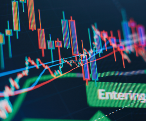 Akcje oferują potencjał długoterminowego wzrostu i dochodu z dywidendy poprzez inwestowanie w spółki, które z czasem tworzą wartość, ale niosą ze sobą również znaczne ryzyko ze względu na zmienność rynku, cykle gospodarcze i wydarzenia specyficzne dla danej spółki; kluczem jest inwestowanie w oparciu o jasną strategię, odpowiednią dywersyfikację i wyłącznie w kapitał, który nie zagrozi Twojej stabilności finansowej.