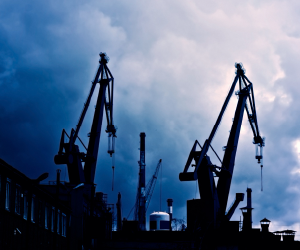 Ropa może stanowić element dywersyfikacji portfela i częściowe zabezpieczenie przed inflacją, jednak pozostaje aktywem wysokiego ryzyka ze względu na zmienność cen, napięcia geopolityczne oraz wahania podaży i popytu.